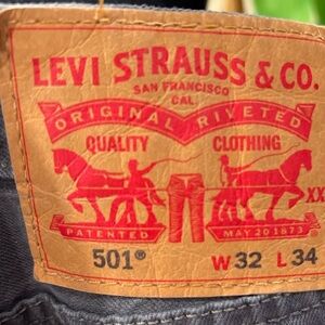 Gray Levi’s 501 jeans size 32/34 in GUC